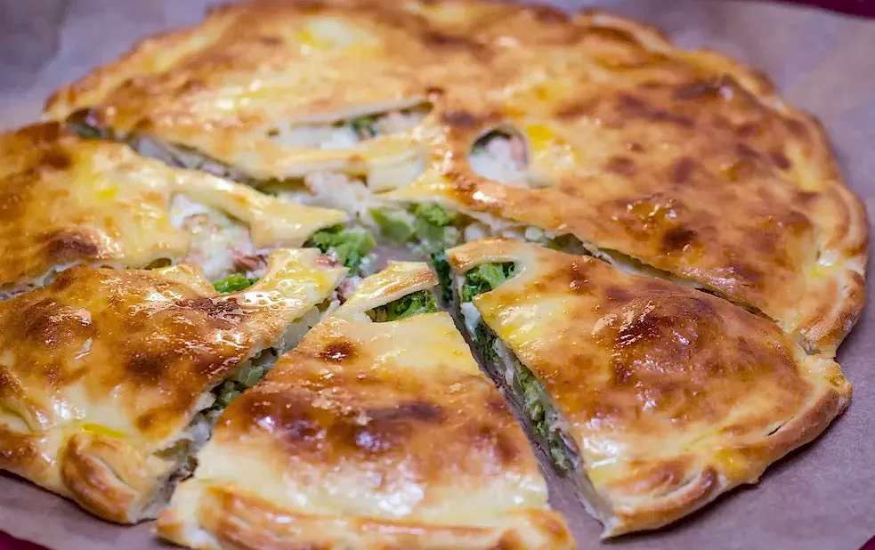 Пирог с начинкой из кеты, брокколи и сыра