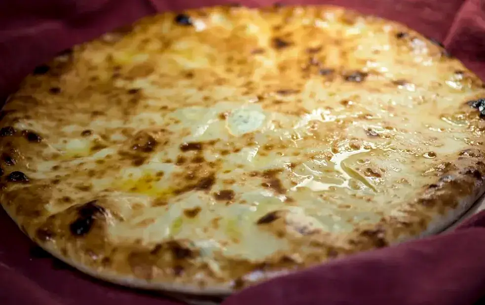 Пирог с начинкой из грибов и сыра