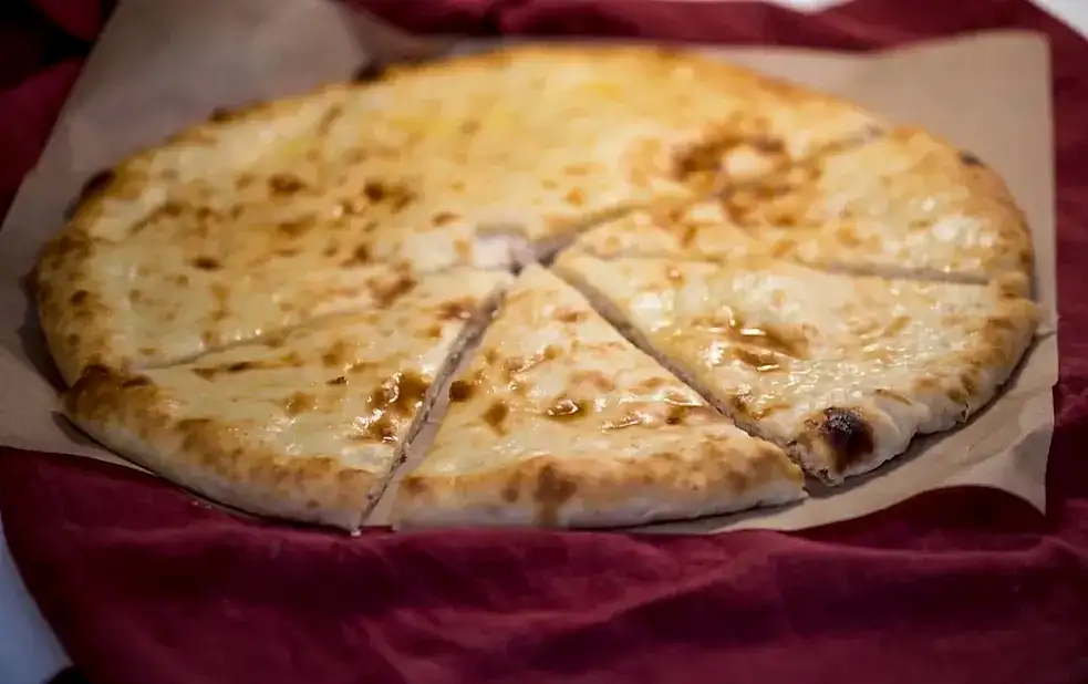 Пирог с начинкой из семги и сыра