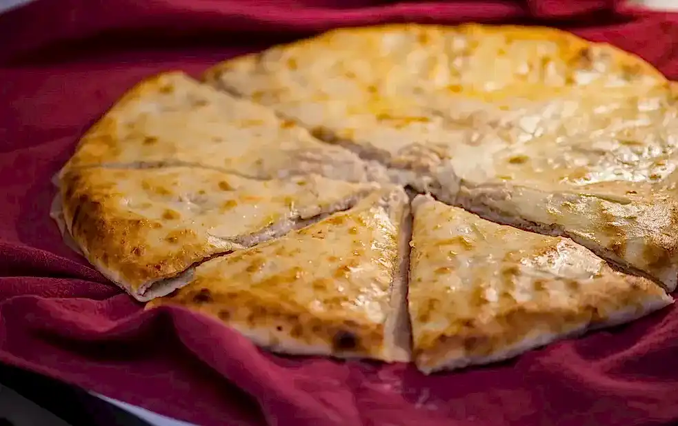 Национальный осетинский пирог с капустой и грецким орехом