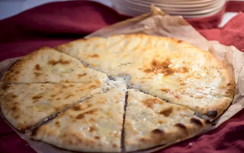 Пирог с начинкой из курицы, грибов и сыра