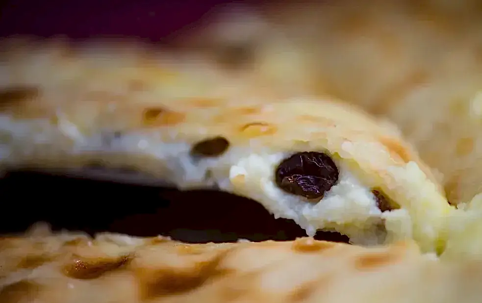 Пирог с творогом, сгущенным молоком и изюмом