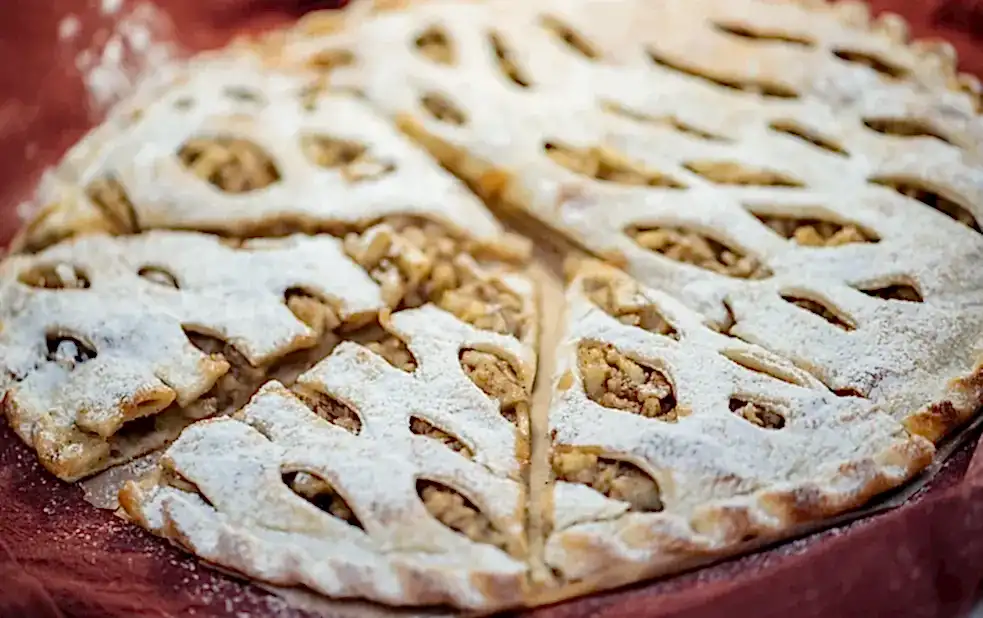 Пирог с яблоком, корицей и грецким орехом