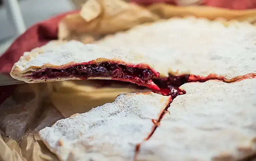 Национальный ягодный пирог с вишней