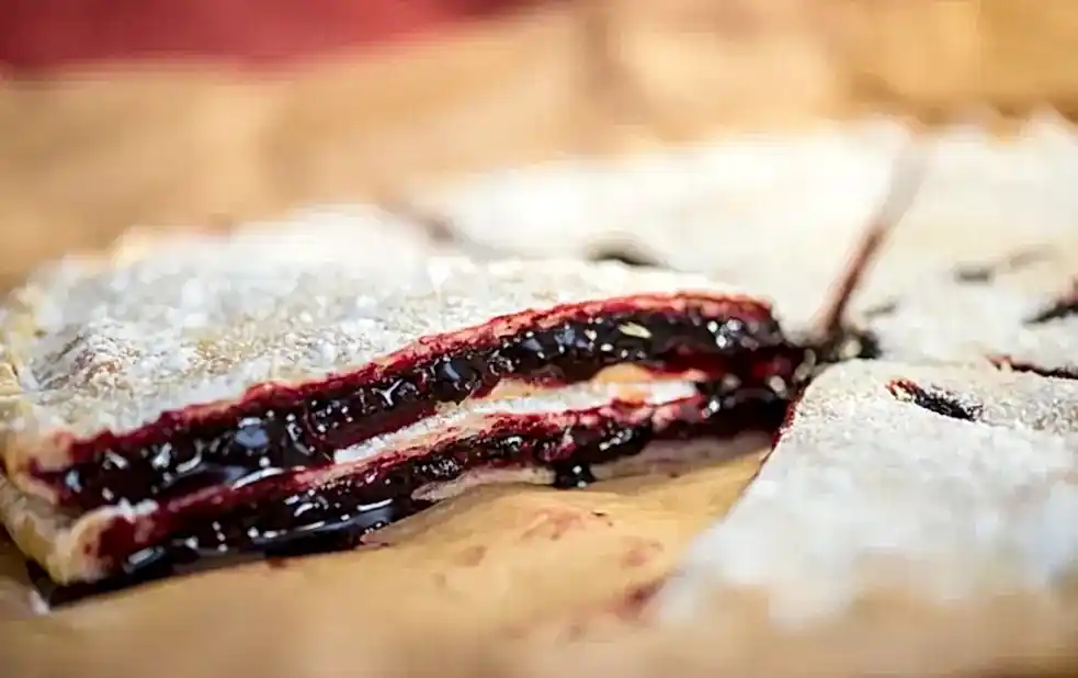 Ягодный пирог с жимолостью