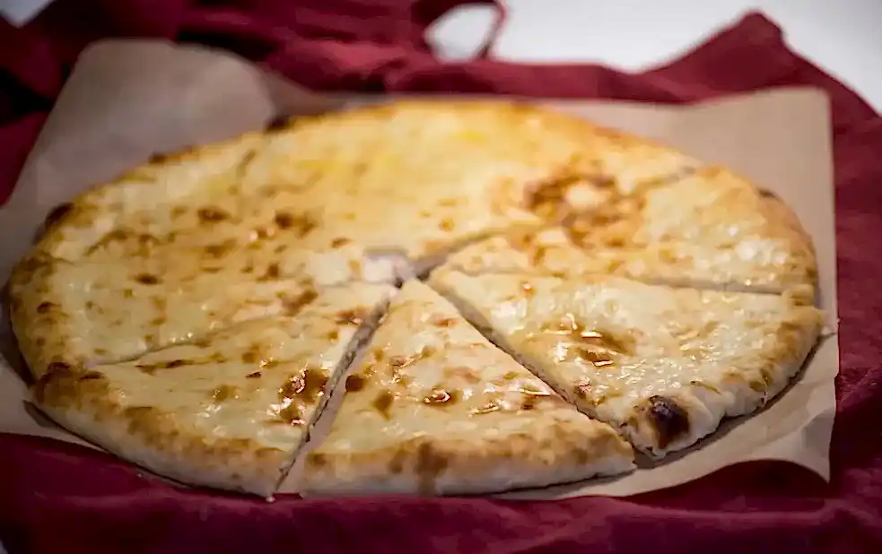 Пирог с начинкой из ветчины и сыра