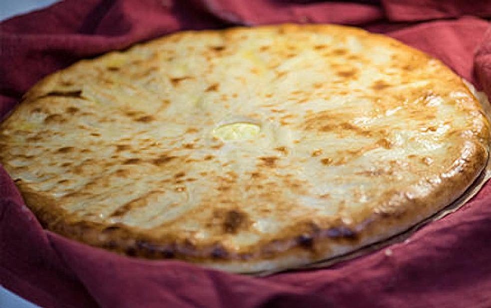 Пирог с начинкой из курицы и сыра