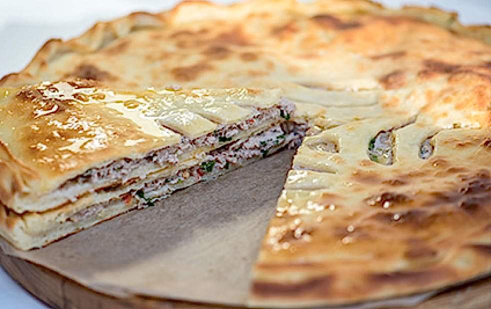 Пирог с мясной начинкой из свинины и говядины