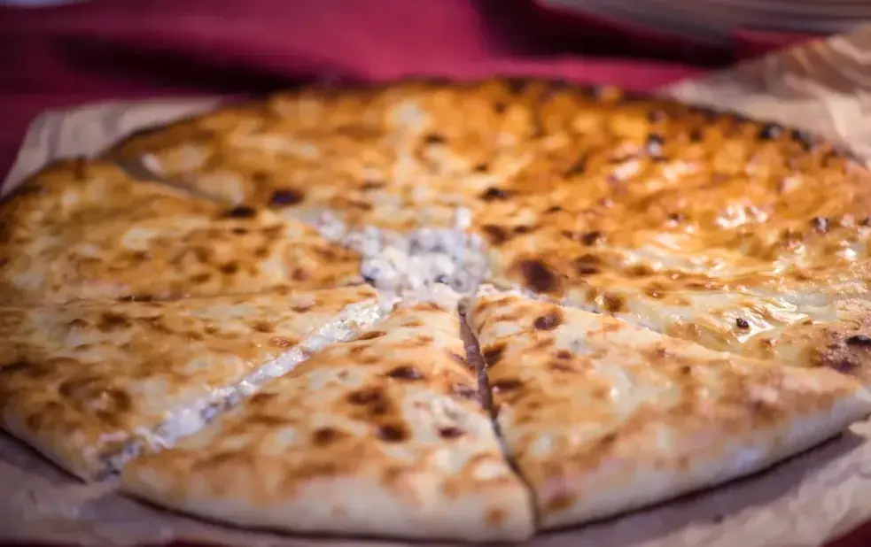 Пирог с начинкой из ветчины, грибов и сыра